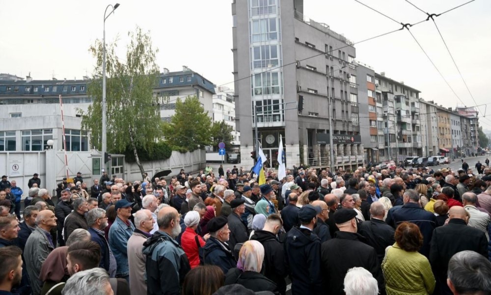 Protesti ispred OHR-a u Sarajevu: Zatražen odlazak Kristijana Šmita FOTO