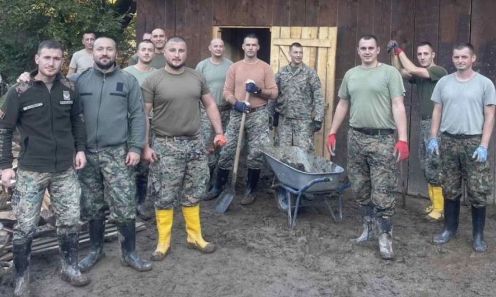 Peti dan od razornih poplava: OS BiH čiste magistralni put i kuće u Jablanici