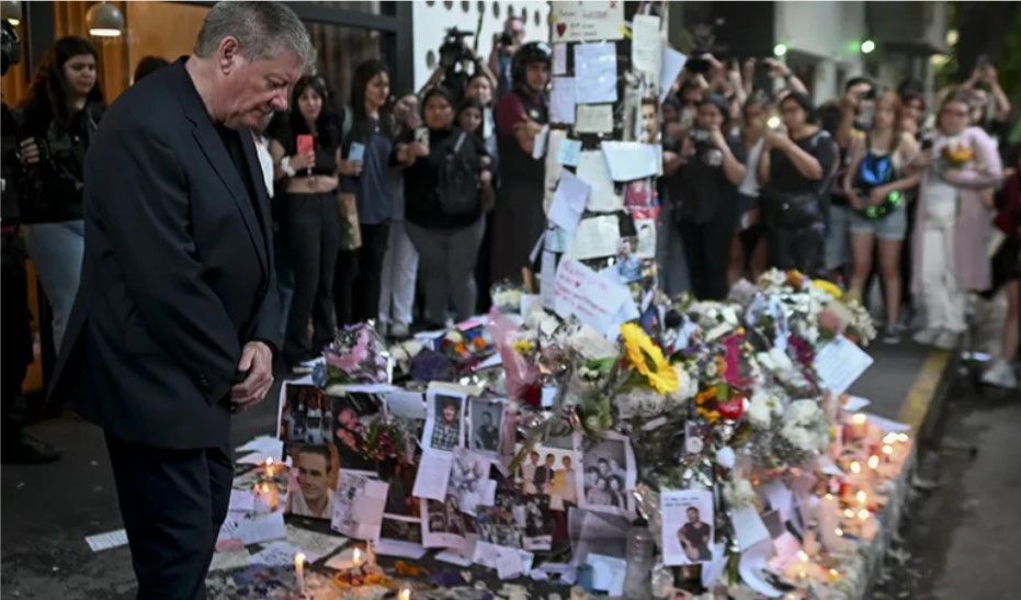 Potresne slike obišle svijet: Otac Lijama Pejna stigao na mjesto sinove pogibije VIDEO