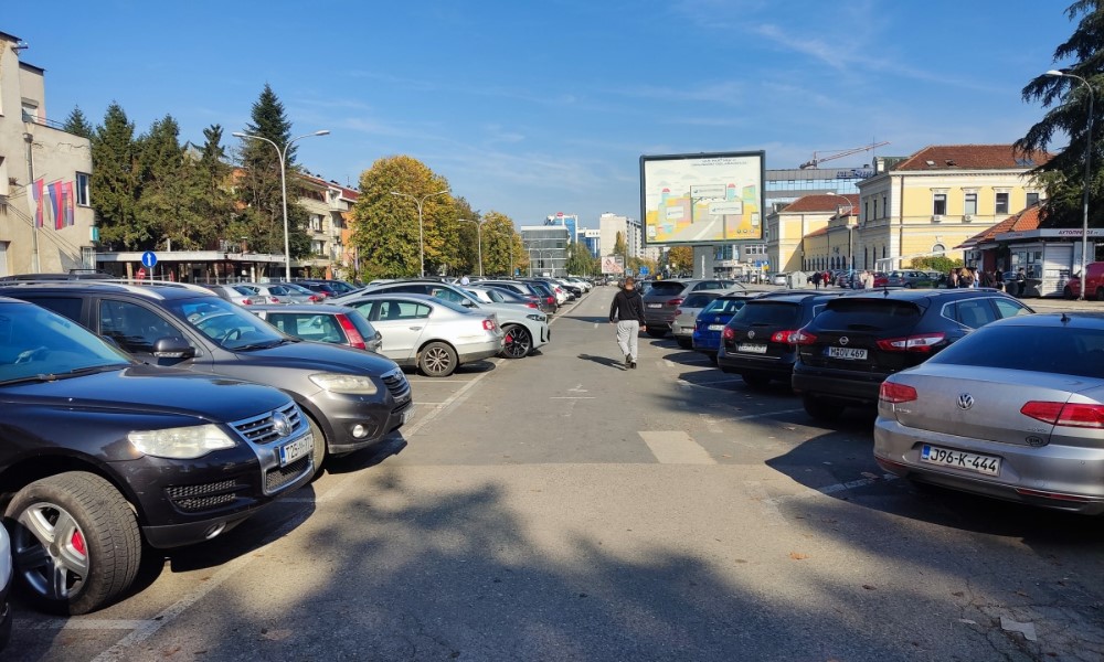 Na parkinzima u Banjaluci igla nema gdje da padne: Gužva čak i na najskupljem FOTO/VIDEO