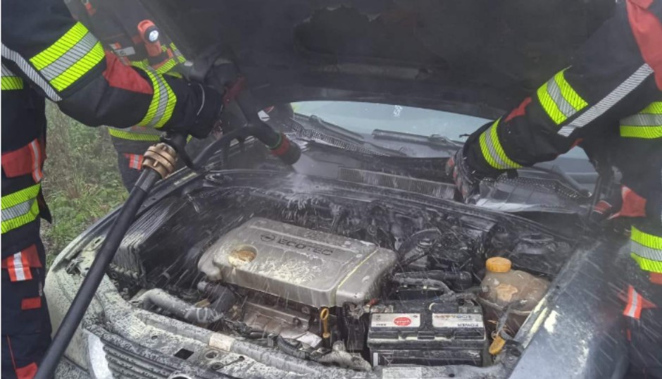 Vatrogasci imali pune ruke posla: Gorjeli stan i automobil u Banjaluci FOTO