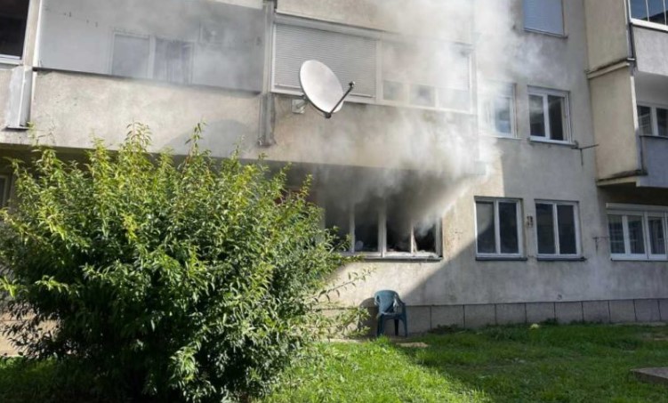 Izbio požar u stanu: Crni dim kuljao kroz prozore VIDEO