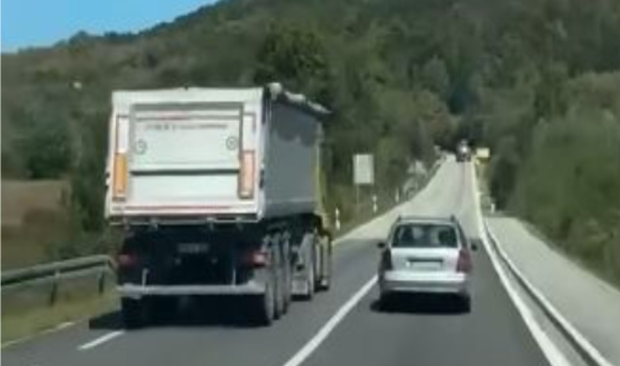 Preko pune linije: Kamiondžija prestigao automobil i ugrozio mnoge živote VIDEO