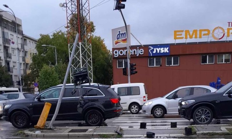 Oprez kod Čajaveca! Uništen semafor na Zapadnom tranzitu: Stvorene velike gužve FOTO