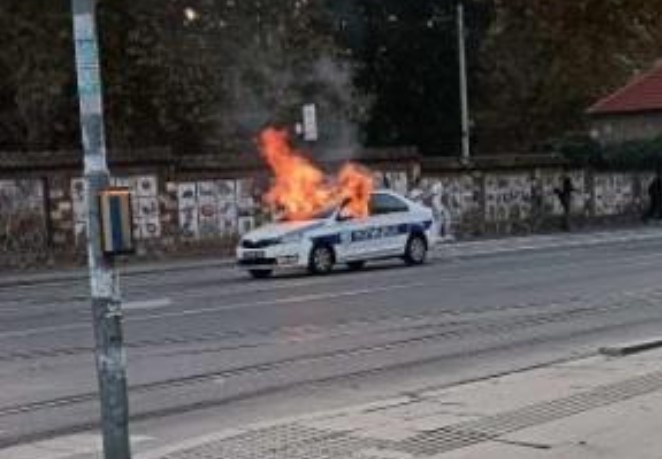 Zapalio se policijski automobil! Vatra ”progutala” škodu! VIDEO