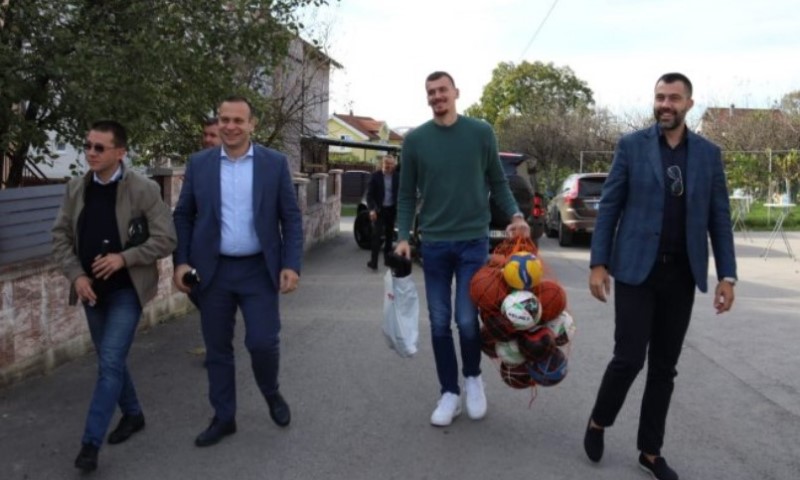 Donirao sportske rekvizite! Šobot: Svako novo igralište je nova radost