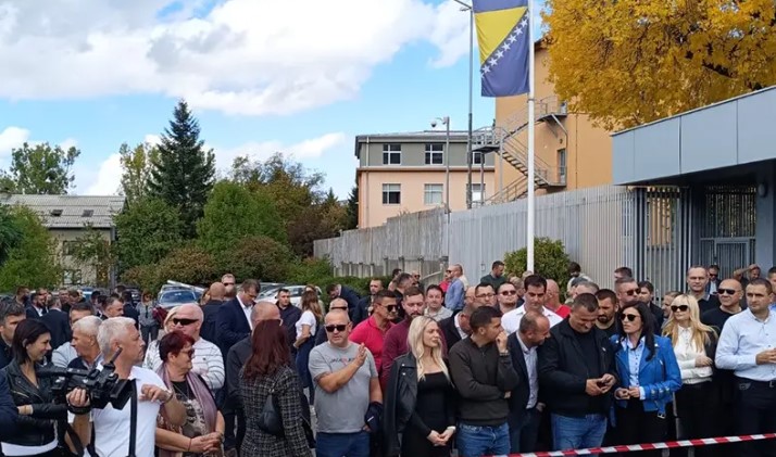 Okupio se veliki broj građana: Podrška Dodiku i Lukiću ispred Suda BiH