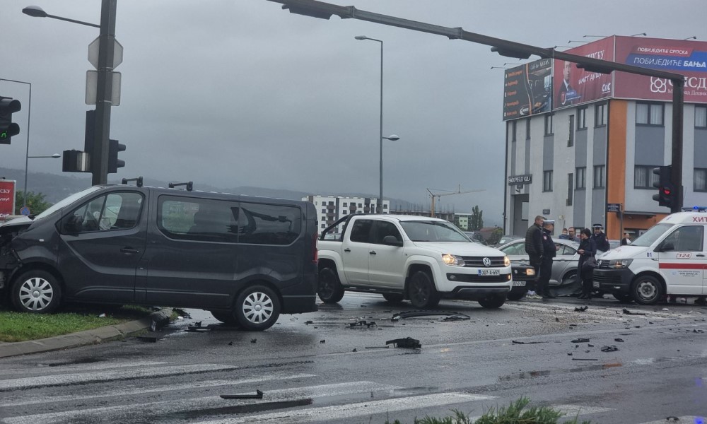 Velika gužva u ovom dijelu Banjaluke: Sudar automobila i kombija kod Kramara FOTO