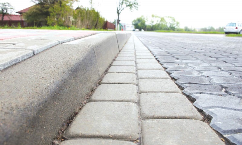 Izgubio kontrolu nad vozilom: Mladić (19) udario dječaka na trotoaru