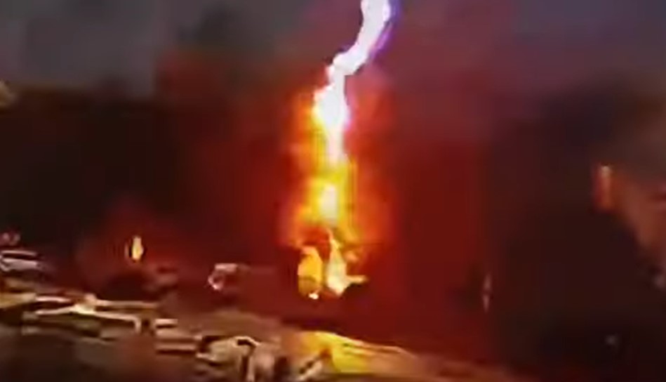 Snaga prirode! Snimljen trenutak kada je grom pogodio šetalište u Baru VIDEO