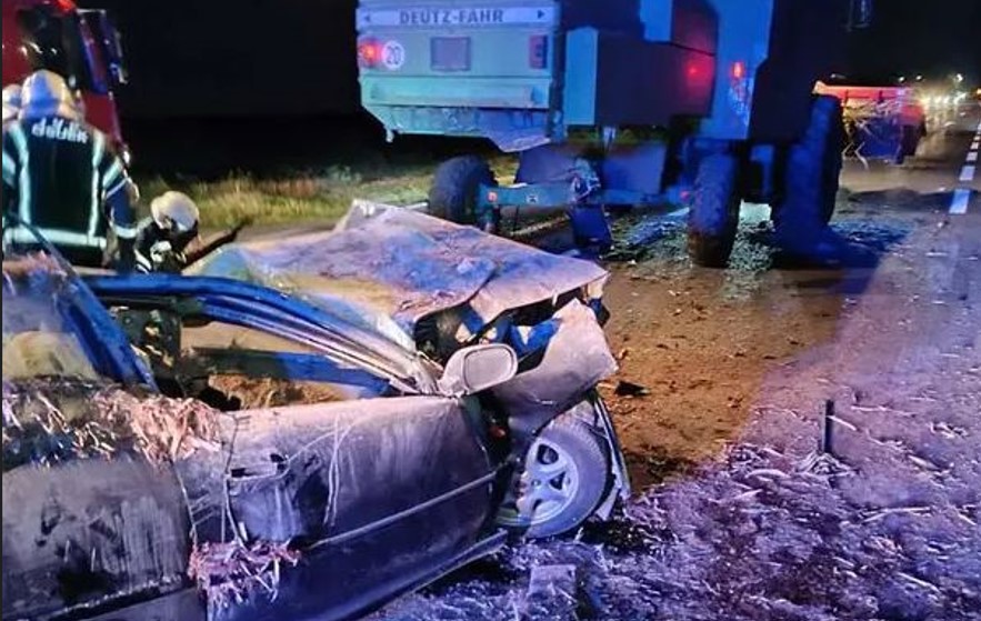 Jeziva nesreća: Mladić izgubio život, automobilom podletio pod kombajn