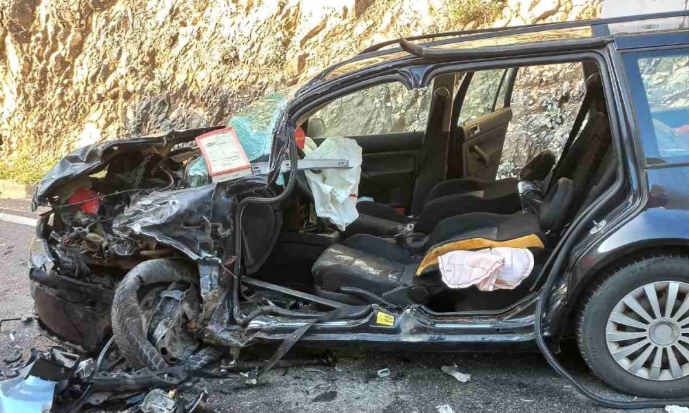 Detalji teške nesreće: Smrskana vozila, dvije osobe povrijeđene FOTO