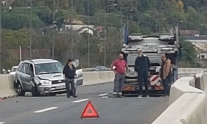 Dijelovi automobila rasuti po putu: Nesreća na brzoj cesti Banjaluka – Laktaši FOTO