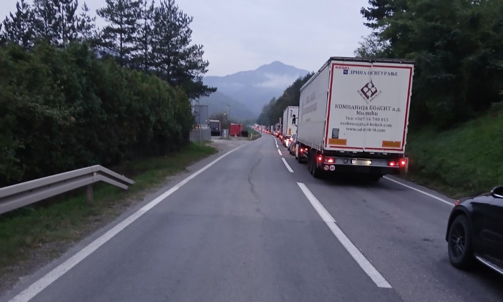 Dvije osobe povrijeđene: Težak sudar dva automobila i dva kamiona