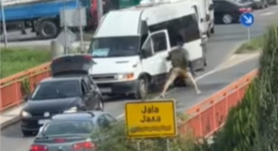 “Kratak fitilj” za volanom: Palicom nasrnuo na drugog vozača VIDEO