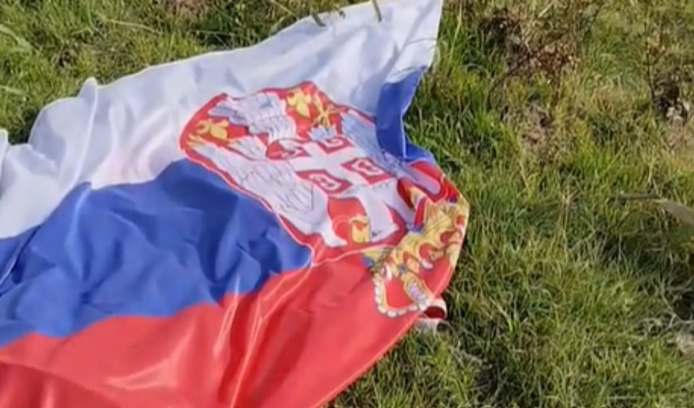 Hrvat našao srpsku zastavu na travi: Njegov potez odjeknuo regionom VIDEO