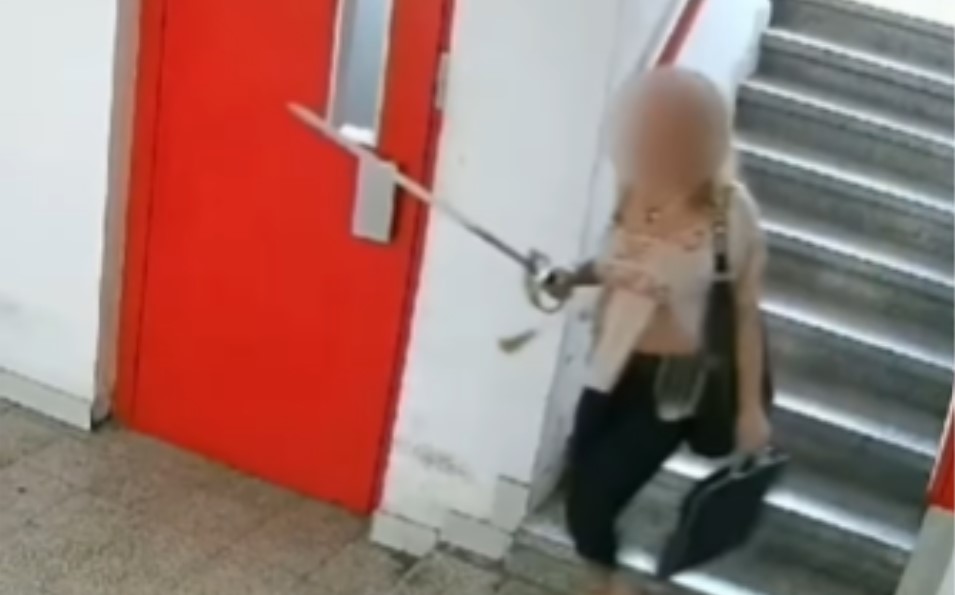 Žena teroriše stanare: Pali baklje i hoda sa isukanim mačem VIDEO