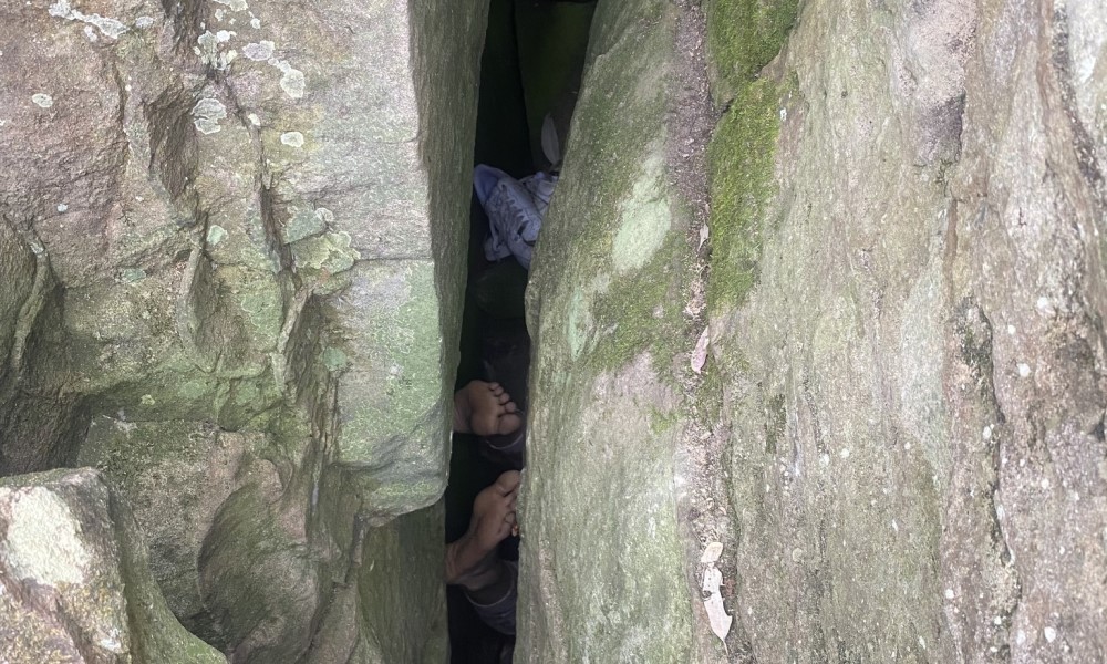 Pokušala da dohvati telefon, pa se zaglavila: Žena sedam sati provela među stijenama FOTO