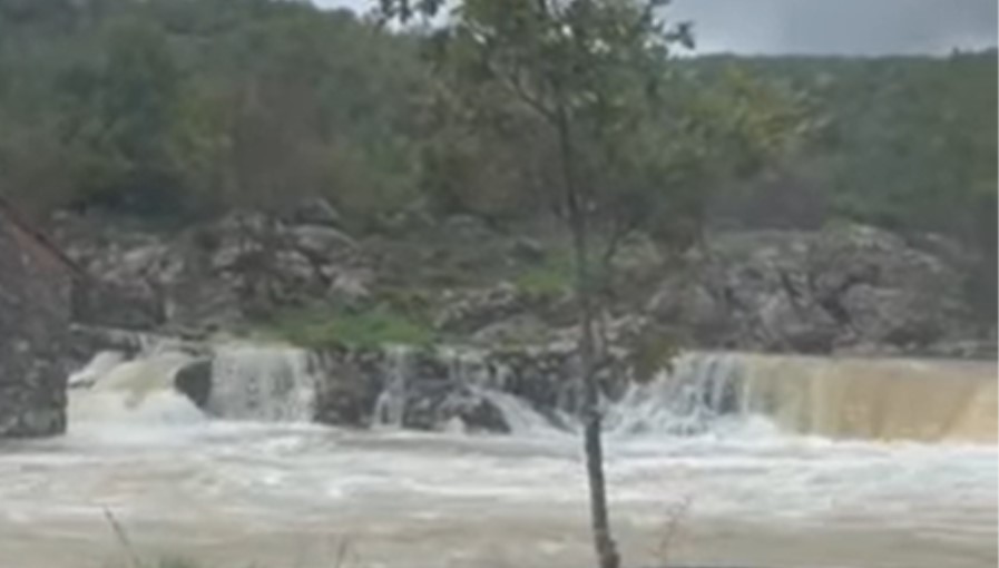 Čudo u selu kod Nevesinja: Od suvog korita do silne rijeke koja prijeti VIDEO