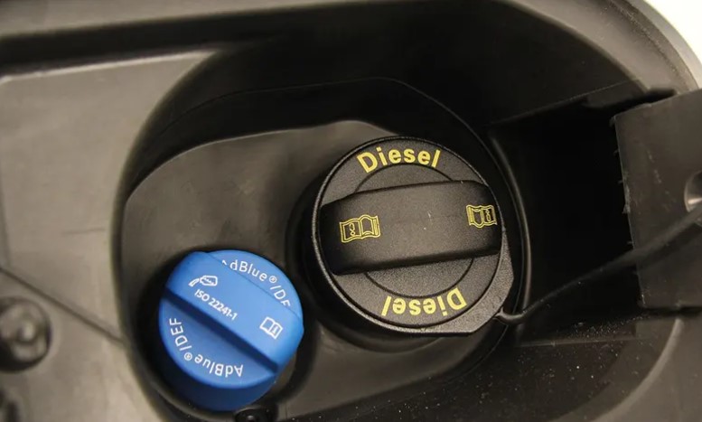 Oprez! AdBlue je opasan i za vas i za auto – šta raditi ako ga prospete