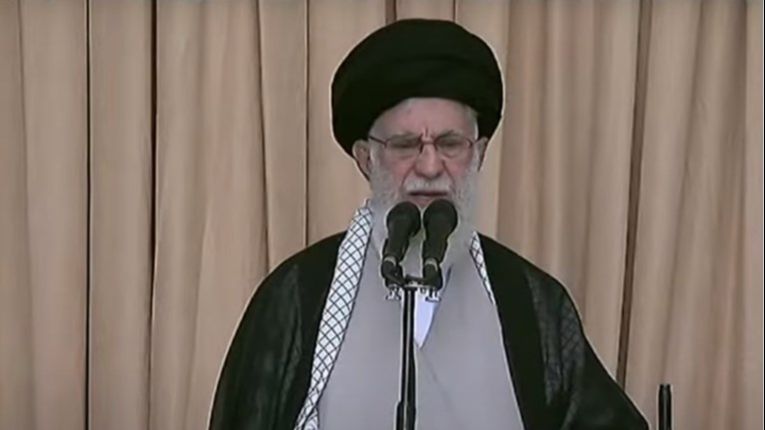 Iranski ajatolah održao govor s puškom pored sebe: Muslimanski narodi imaju istog neprijatelja