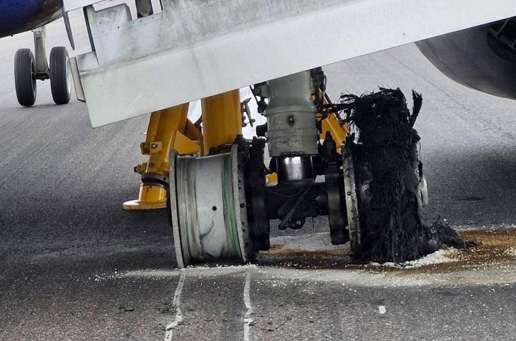 Haotične scene na aerodromu: Eksplodirale sve gume na avionu FOTO
