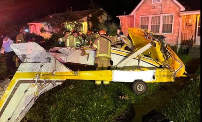 Smrskana letjelica ispred kuće! Avion se srušio na stambeno naselje, ima mrtvih