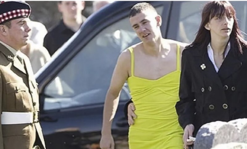 Došao na sahranu prijatelja u zelenoj haljini: Ljudi mu se smijali, pa ućutali kad su čuli razlog FOTO