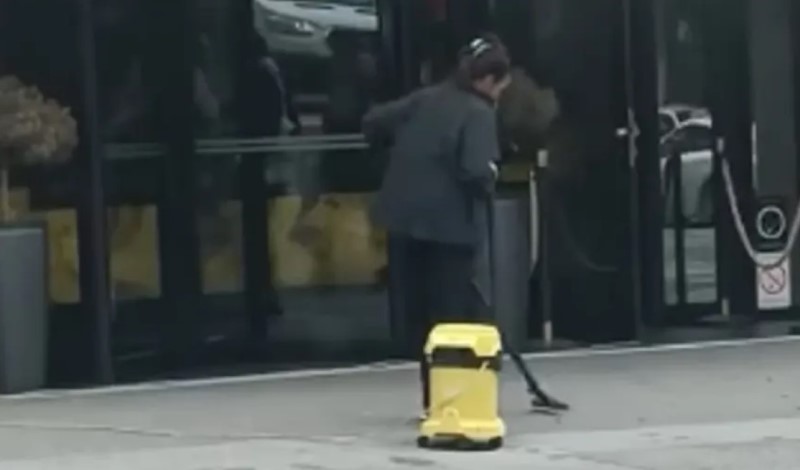 Žena usisava beton ispred zgrade – na društvenim mrežama izbio “rat” u komentarima FOTO