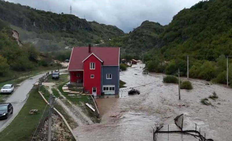 Poplave i u Crnoj Gori: “Oca gledam na pet metara – tako blizu, a tako daleko” VIDEO