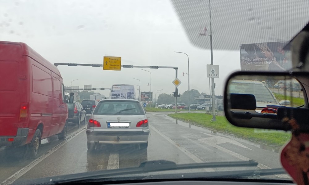 Vozači, oprez! Ne radi semafor na brzoj cesti prema Laktašima