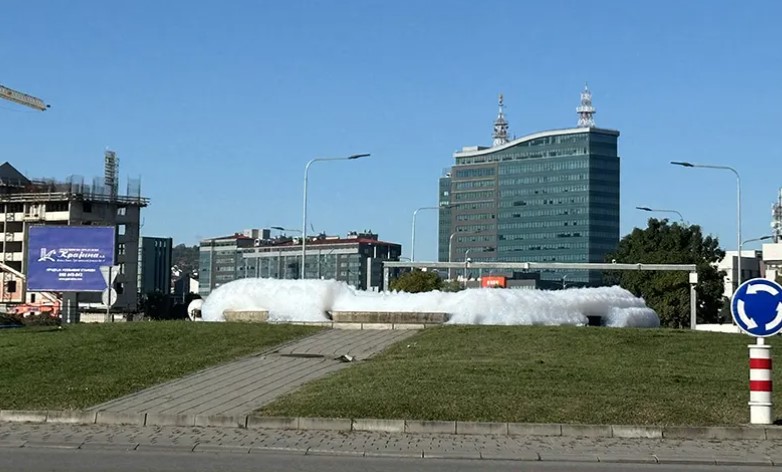 Neobičan prizor kod tržnog centra “Delta”: Pjena u fontani iznenadila prolaznike