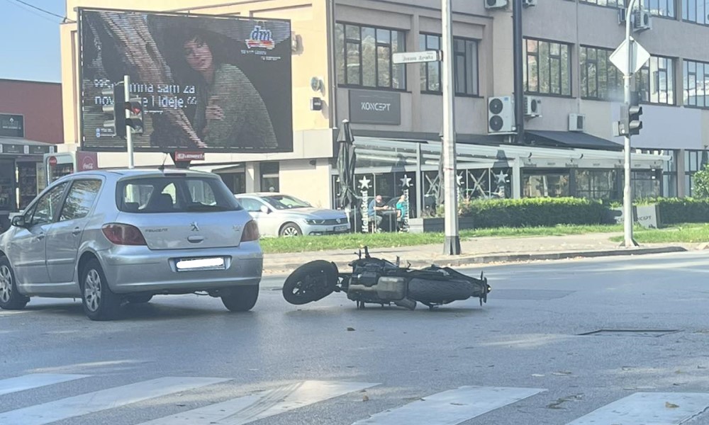 Motocikl “leži” nasred raskrsnice: Saobraćajka kod Emporiuma