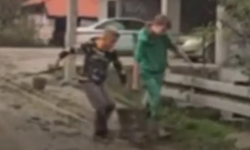 Srceparajući prizor: Djeca čiste blato nakon katastrofalnih poplava u Jablanici VIDEO