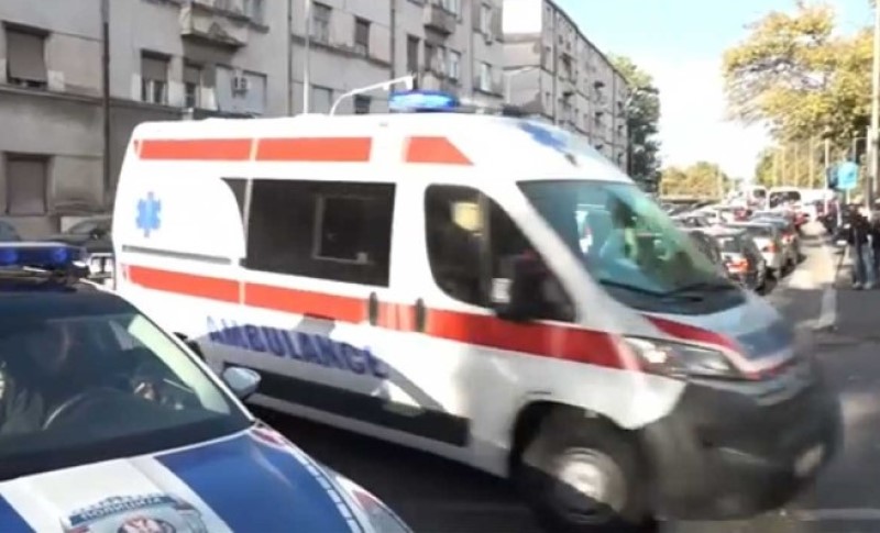 Policajci ga štitili tijelima: Dječaka ubicu izveli iz bolnice i doveli na suđenje roditeljima