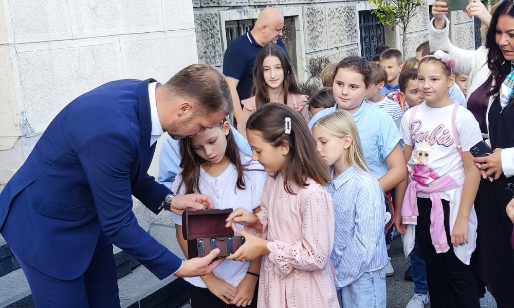 Nakratko predao vlast: Stanivuković najmlađima uručio ključeve grada FOTO/VIDEO