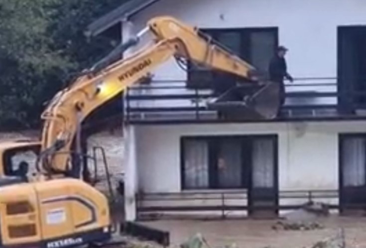 Zarobljene brojne porodice: Bagerima evakuišu građane iz poplavljenih područja