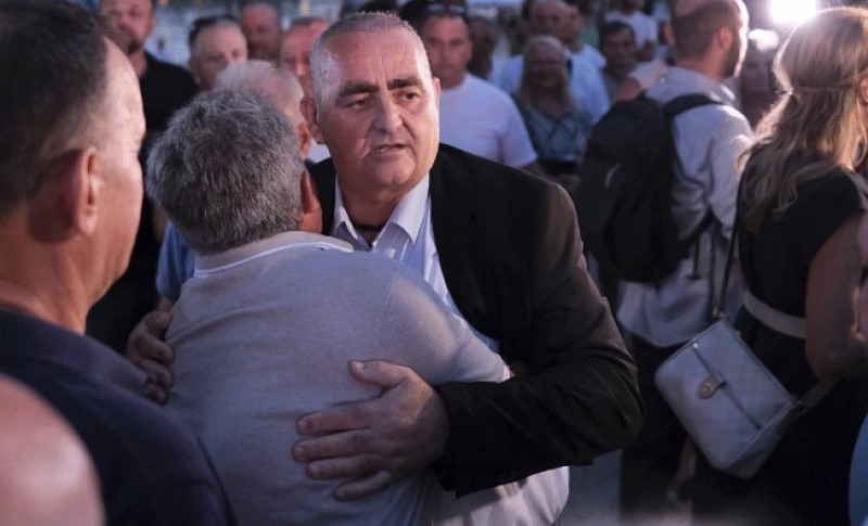 Neprijatnost! Grčkog poslanika nepoznati napadači gađali jajima i jogurtom u Tirani