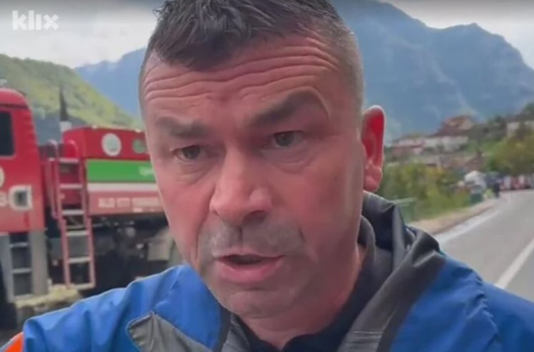 Incident u Jablanici: Pripadnik FUCZ-a odgurnuo reportera Klix.ba zbog pitanja zašto nisu pozvali pse tragače