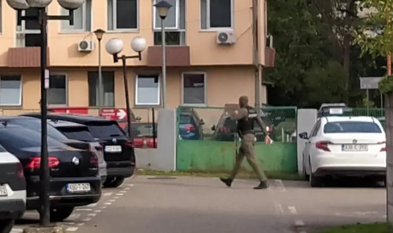 Kusturić stigao u FZO: ”Češljaju” se ugovori o respiratorima i njihovom transportu