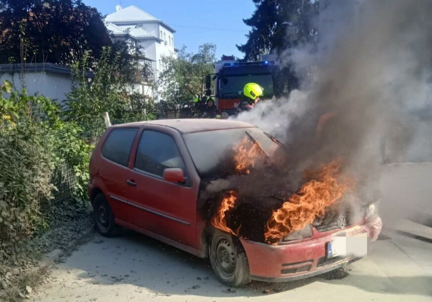Gorio automobil u Banjaluci: Pričinjena materijalna šteta FOTO