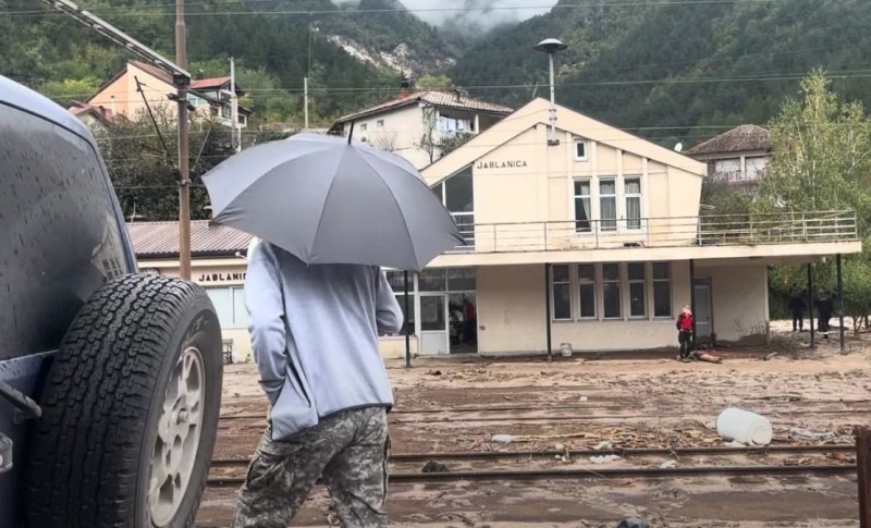 Novi probemi na već jezivu muku: U Donjoj Jablanici počela padati kiša, otežana potraga VIDEO