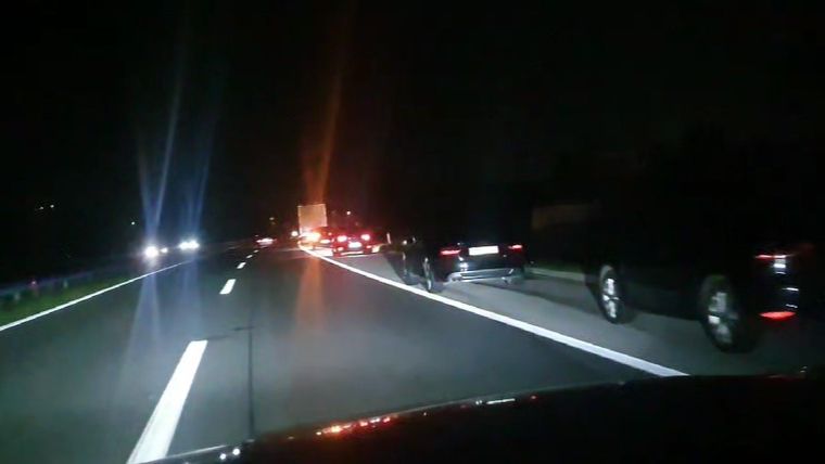 Vozači, oprez: Haos na auto-putu, pukla guma kamiona, usporen saobraćaj