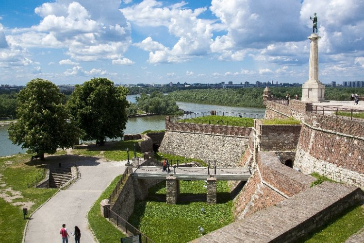 Žena pala sa zidina na Kalemegdanu: Hitna pomoć na licu mjesta