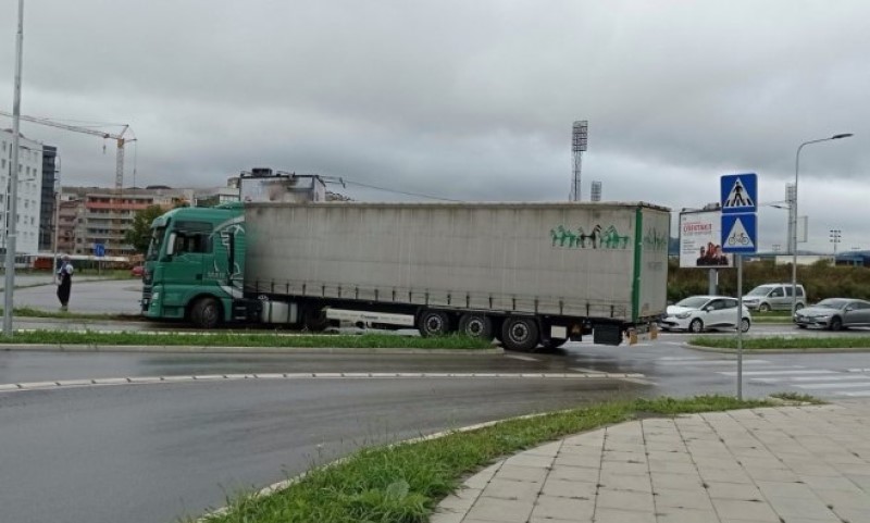 Nezgoda u Banjaluci: Kamion se “zaglavio” u kružnom toku FOTO