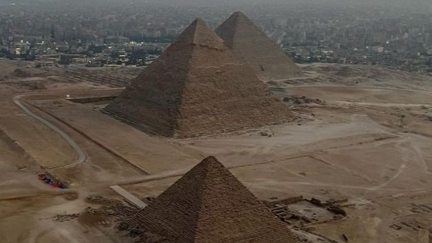 Neočekivani posjetilac: Otkud on na vrhu Velike piramide u Gizi?! VIDEO