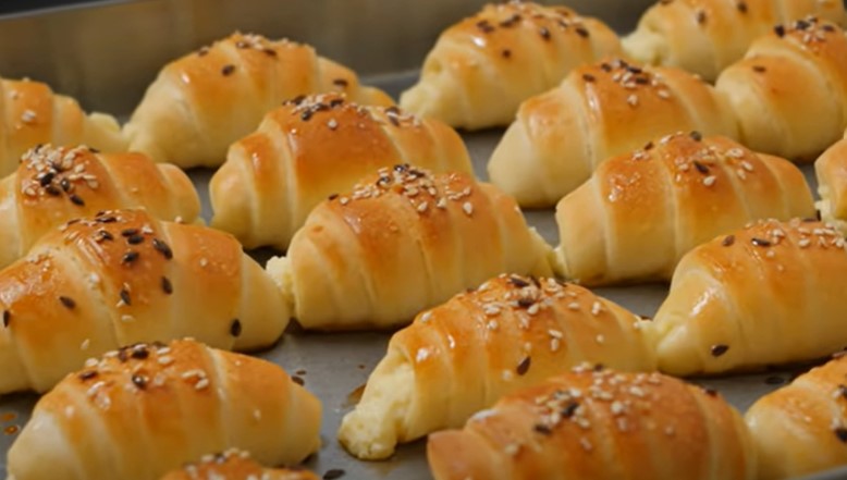 Domaćice otkrile tajnu: Stavite ovo u smjesu i imaćete mekane kiflice danima