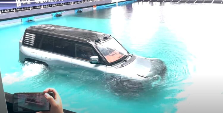 Kinezi predstavili „kola za poplave“, plutajući električni automobil VIDEO