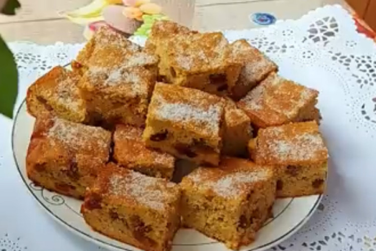 Ukus djetinjstva: Najsočniji kolač sa grizom i jabukama