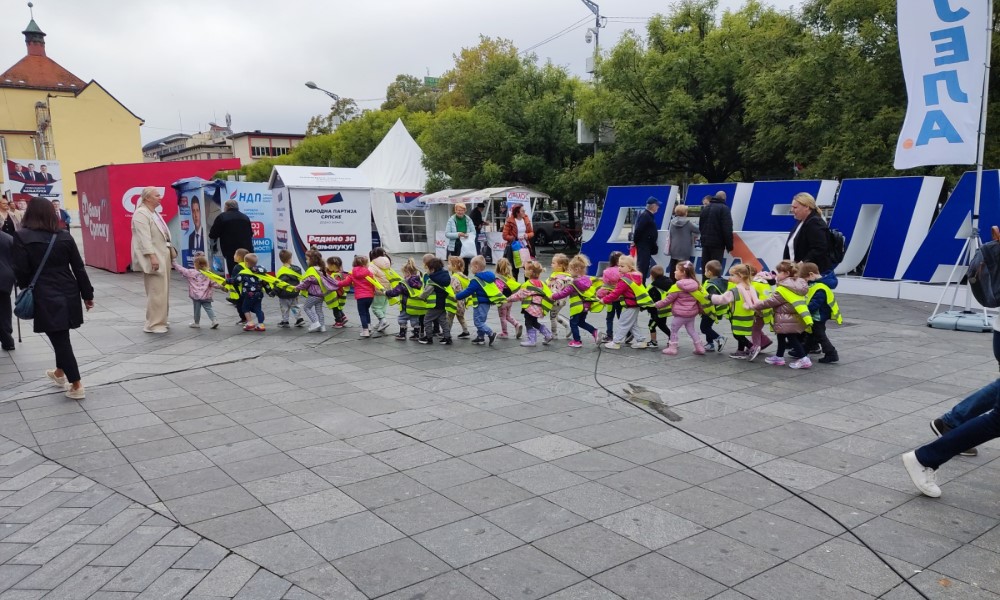 Otjerali tmurno vrijeme: Vesela četa uljepšala centar Banjaluke FOTO/VIDEO
